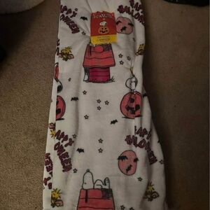 Peanuts Halloween Snoopy Blanket - White and Red